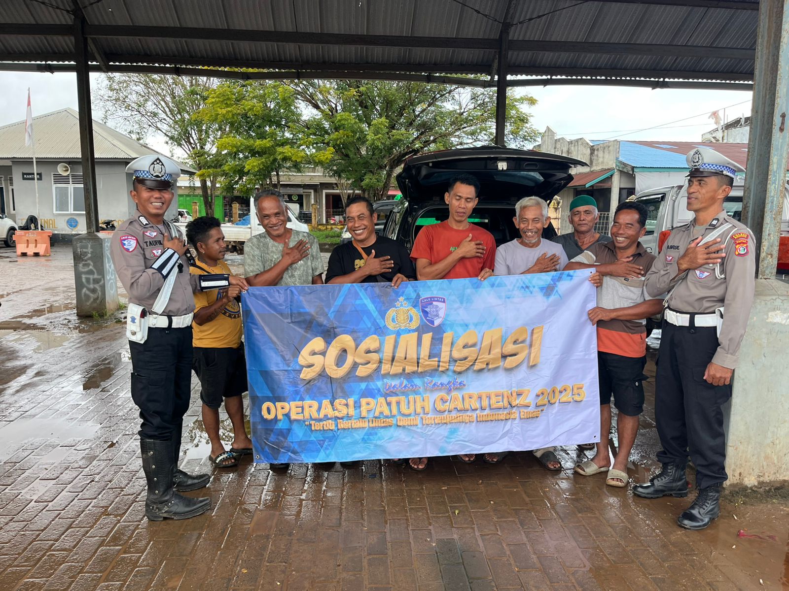 Ops Patuh Cartenz 2025, Polantas di Merauke gelar Sosialisasi Tertib Berlalu Lintas di Terminal Pasar Wamanggu