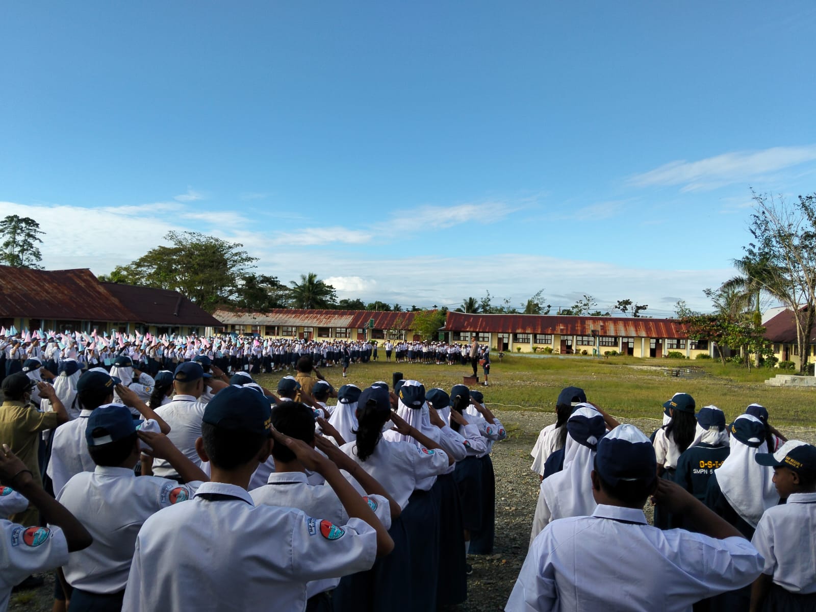 Sat Binmas Polres Mimika Jadi Pembina Upacara Penutupan MPLS Di SMP N 5 Mimika