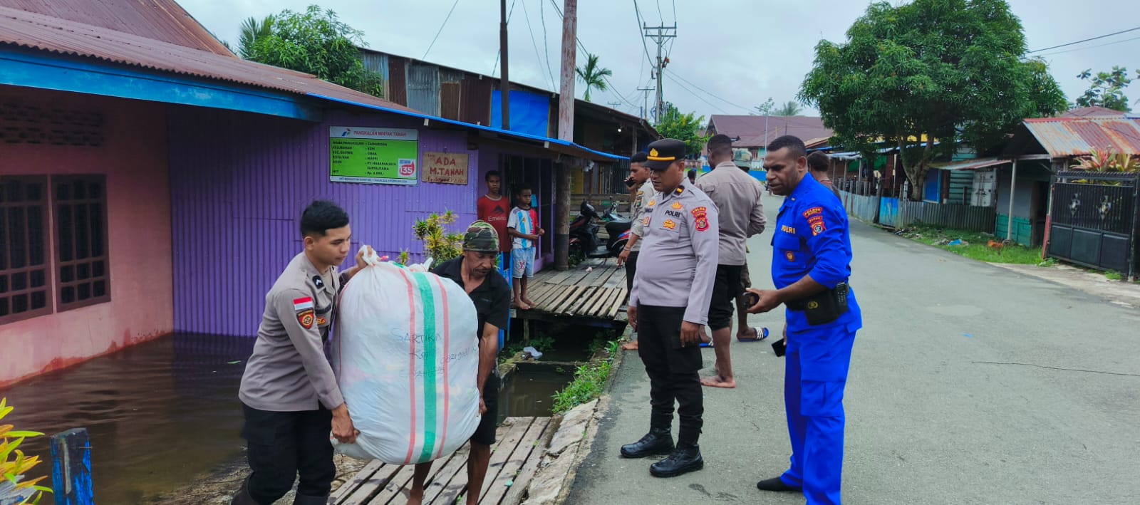 Polres Mappi Besama TNI Dan Pemda Mappi Evakuasi Masyarakat Terdampak Banjir Di Kota Kepi