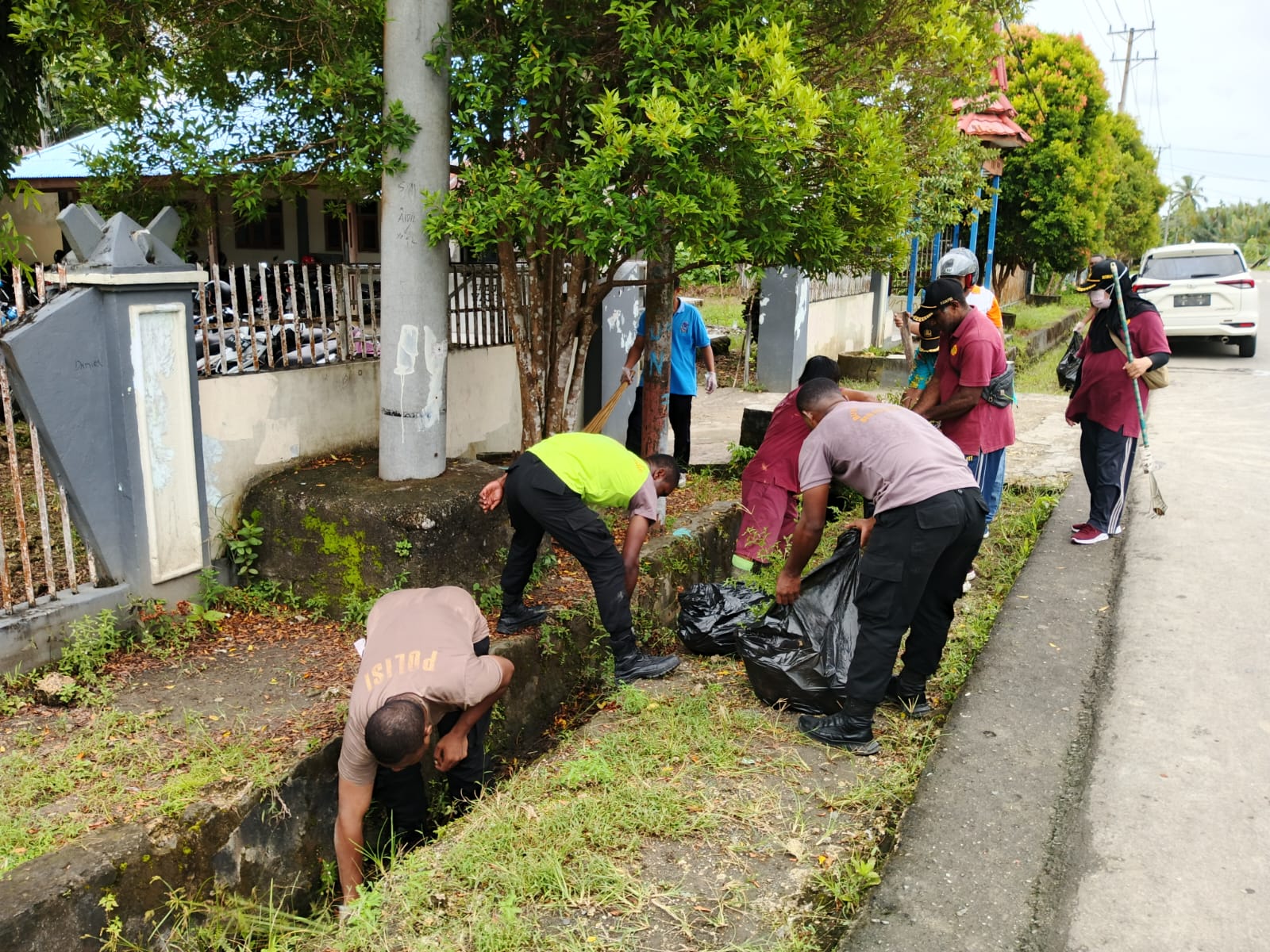 Kapolsek Sarmi Kota Bersama Personel Polres Sarmi Ikuti Kerja Bakti Lintas Sektoral Di Pasar Sentral Mararena