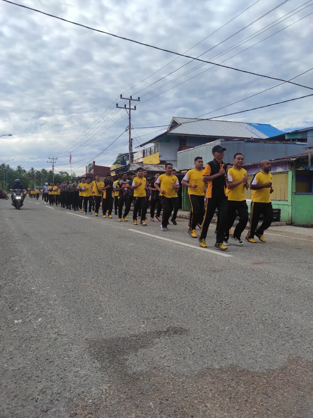 Polres Supiori Rutin Gelar Olahraga Pagi untuk Tingkatkan Kesehatan Personel