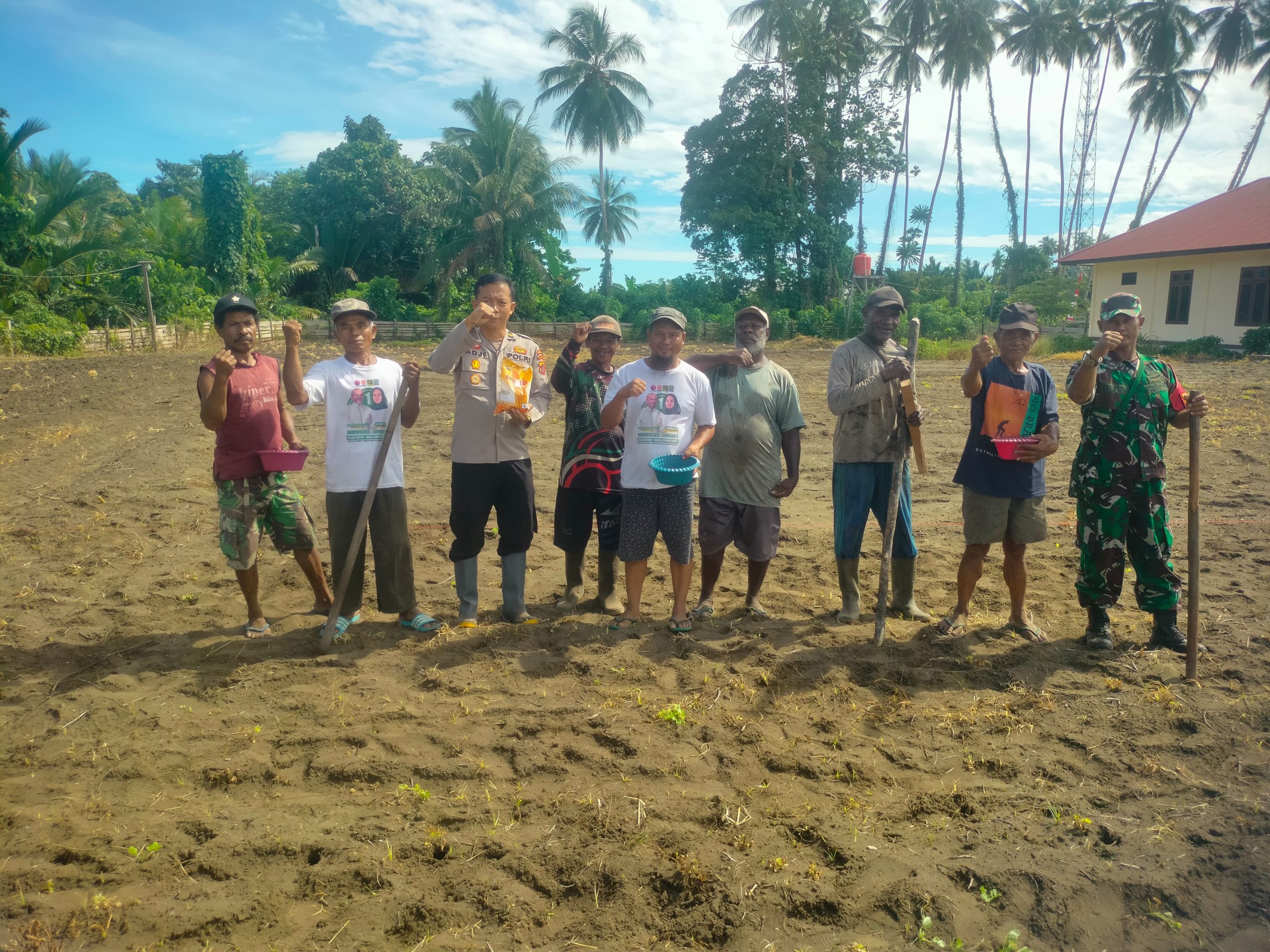 Kapolsek Pantai Timur Tanam Jagung Bersama TNI dan Warga, Dukung Ketahanan Pangan di Sarmi - Tribatanews POLDA Papua