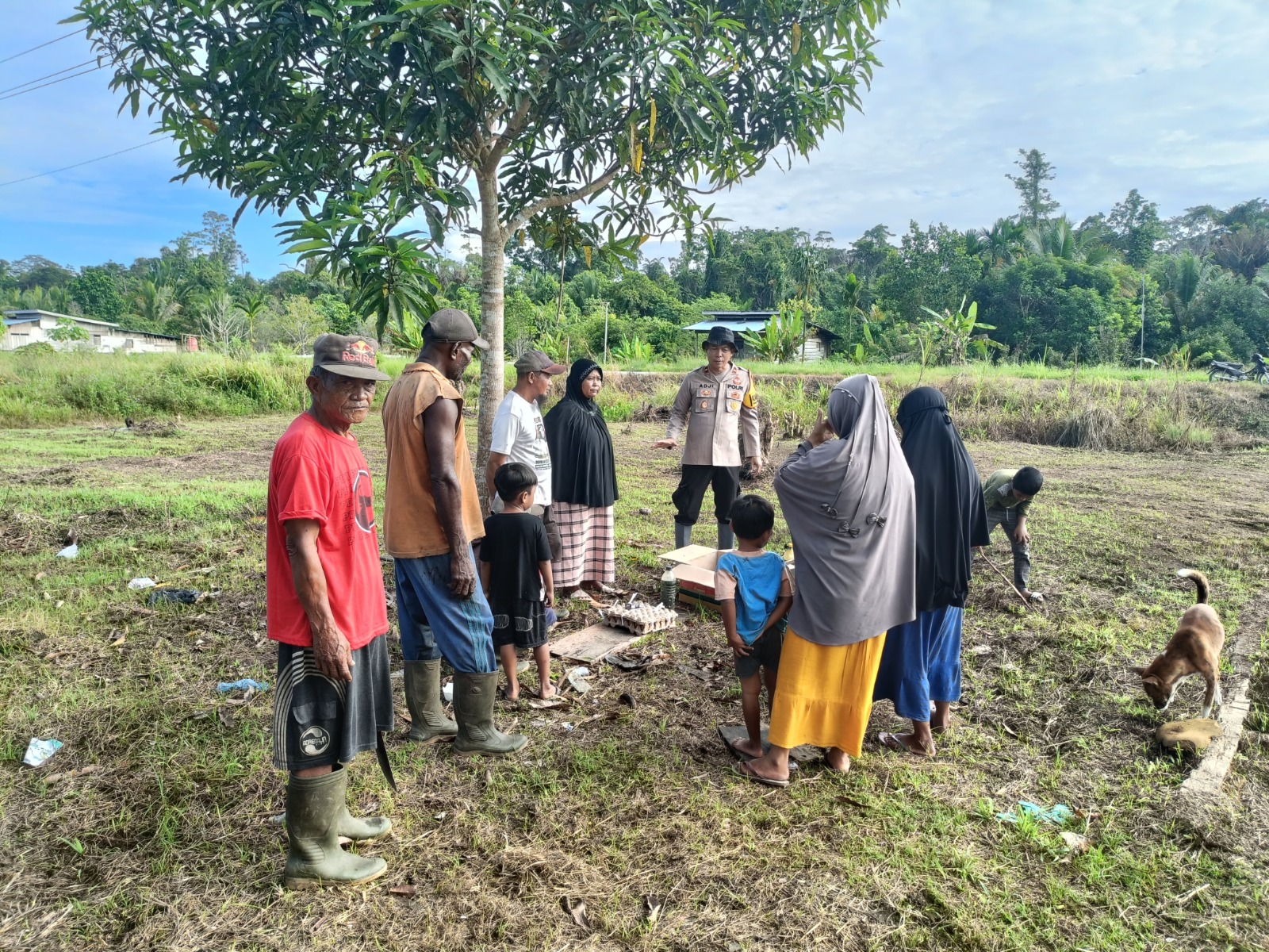 Kapolsek Pantai Timur Bersama Kelompok Tani Gotong Royong Bersihkan Lahan dan Salurkan Bantuan Ketahanan Pangan di Kampung Dorba