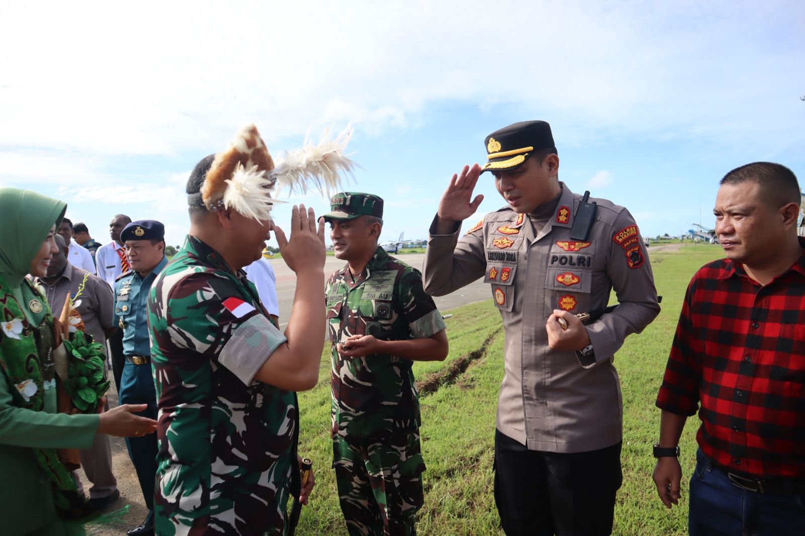 Kapolres Merauke Sambut Kunjungan Kerja Pangdam XVII/Cenderawasih di Bandara Mopah