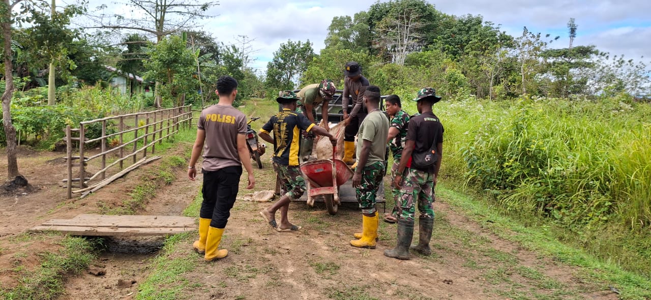 Bersinergi dalam TMMD ke-125, Bhabinkamtibmas Gurinda Jaya Ikut Bangun Kampung Kamnosari