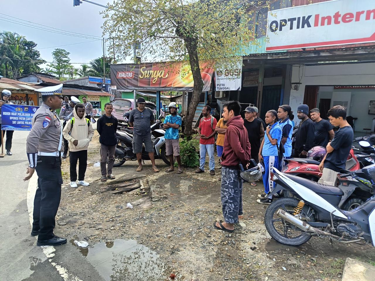 Hari Ke-3 Operasi Patuh Cartenz 2025, Sat Lantas Polres Sarmi Laksanakan Penertiban di Pertigaan Kuma