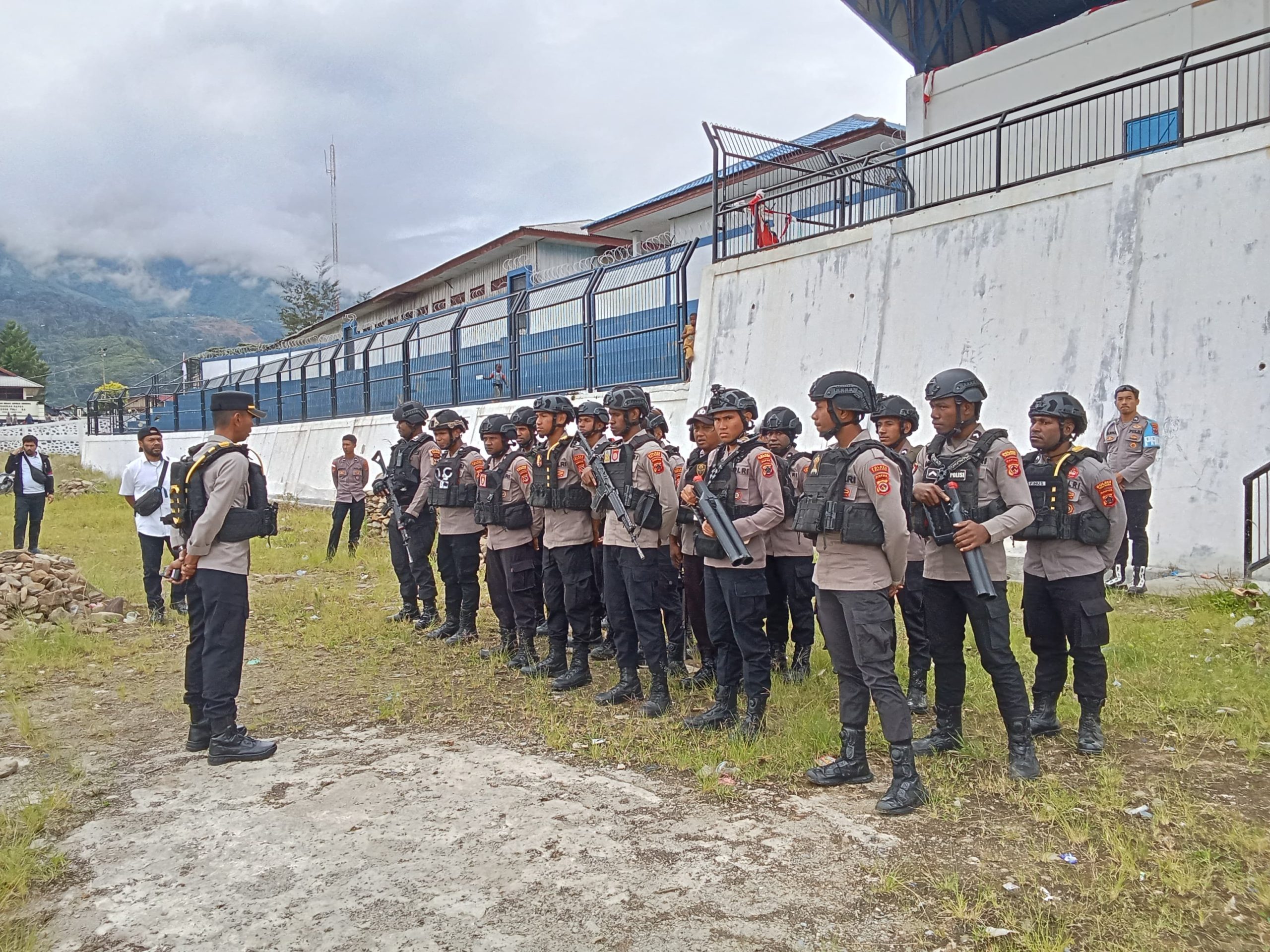 Polres Tolikara Laksanakan Pengamanan Penyerahan SK CPNS Dan SK PPPK Eks Tahun K-2 Tahun 2021 Kabupaten Tolikara