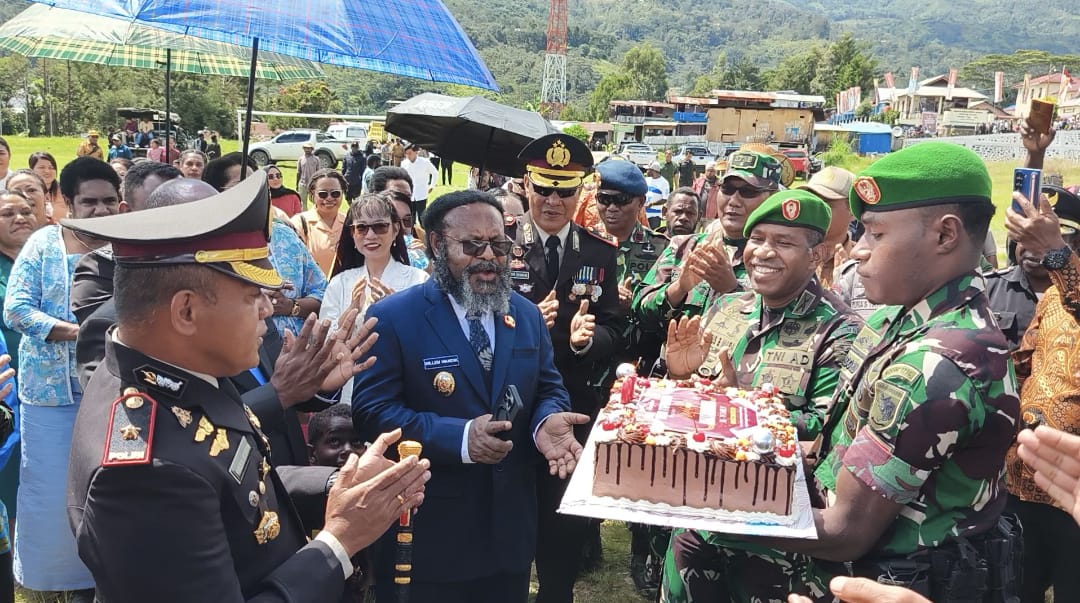 Di Hari Bhayangkara Ke – 79, Kodim 1716/Tolikara Berikan Suprise Berupa Kue Ulang Tahun Kepada Polres Tolikara