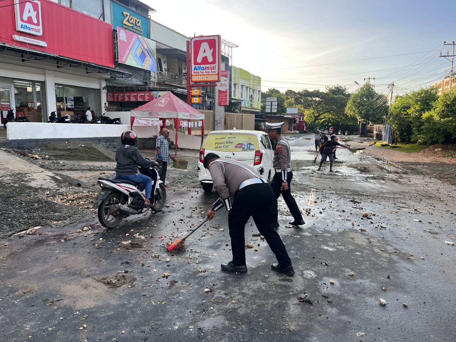 Sat Lantas Polresta Jayapura Kota Tunjukkan Kesigapan dan Pembersihan Pascahujan Deras