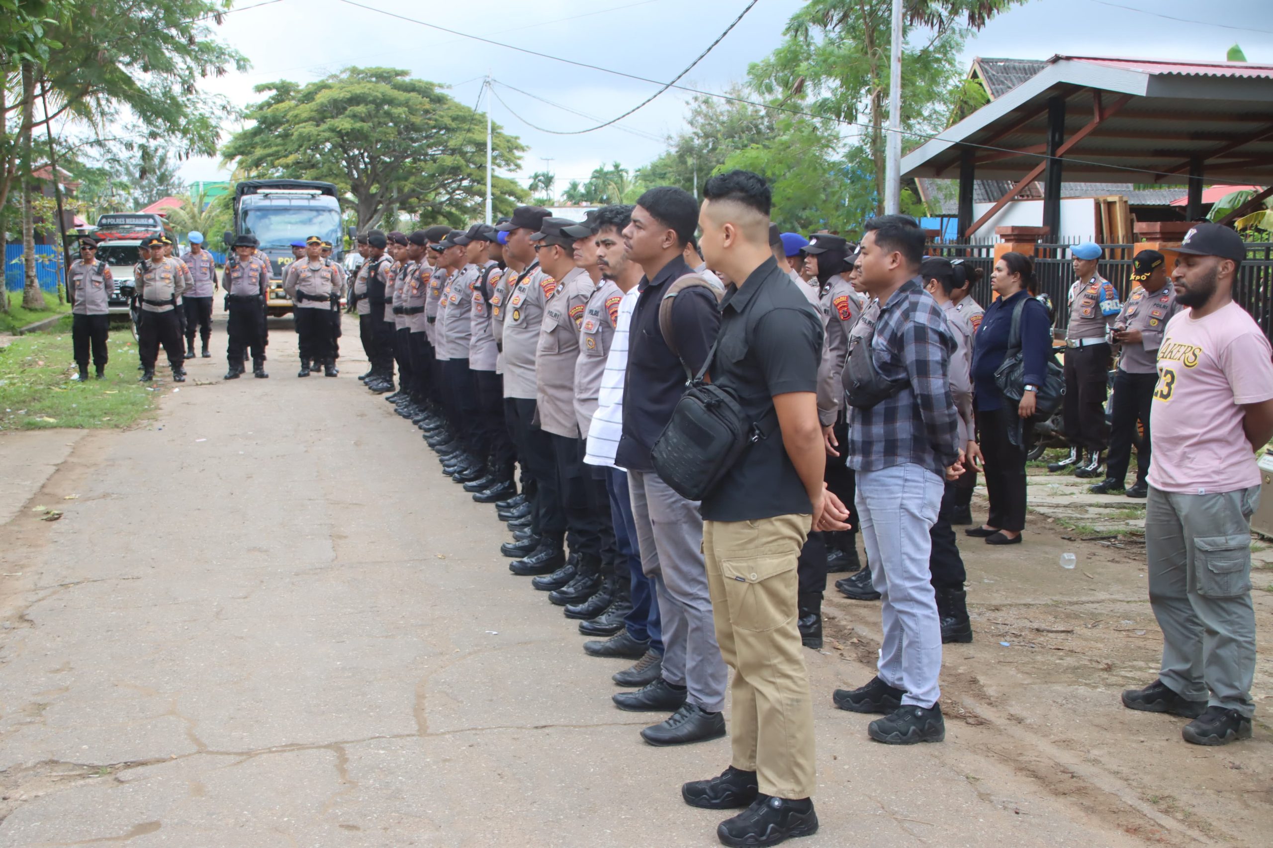 Hari kedua Polres Merauke menerjunkan 250 personil amankan pertemuan massa aksi demo CPNS 2024, Sitkamtibmas Aman dan kondusif