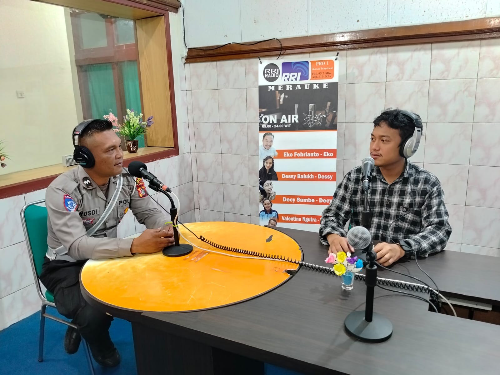 Satuan Lantas Polres Merauke laksanakan Sosialisasi Tertib berlalu lintas  melalui RRI Pro 1 Merauke