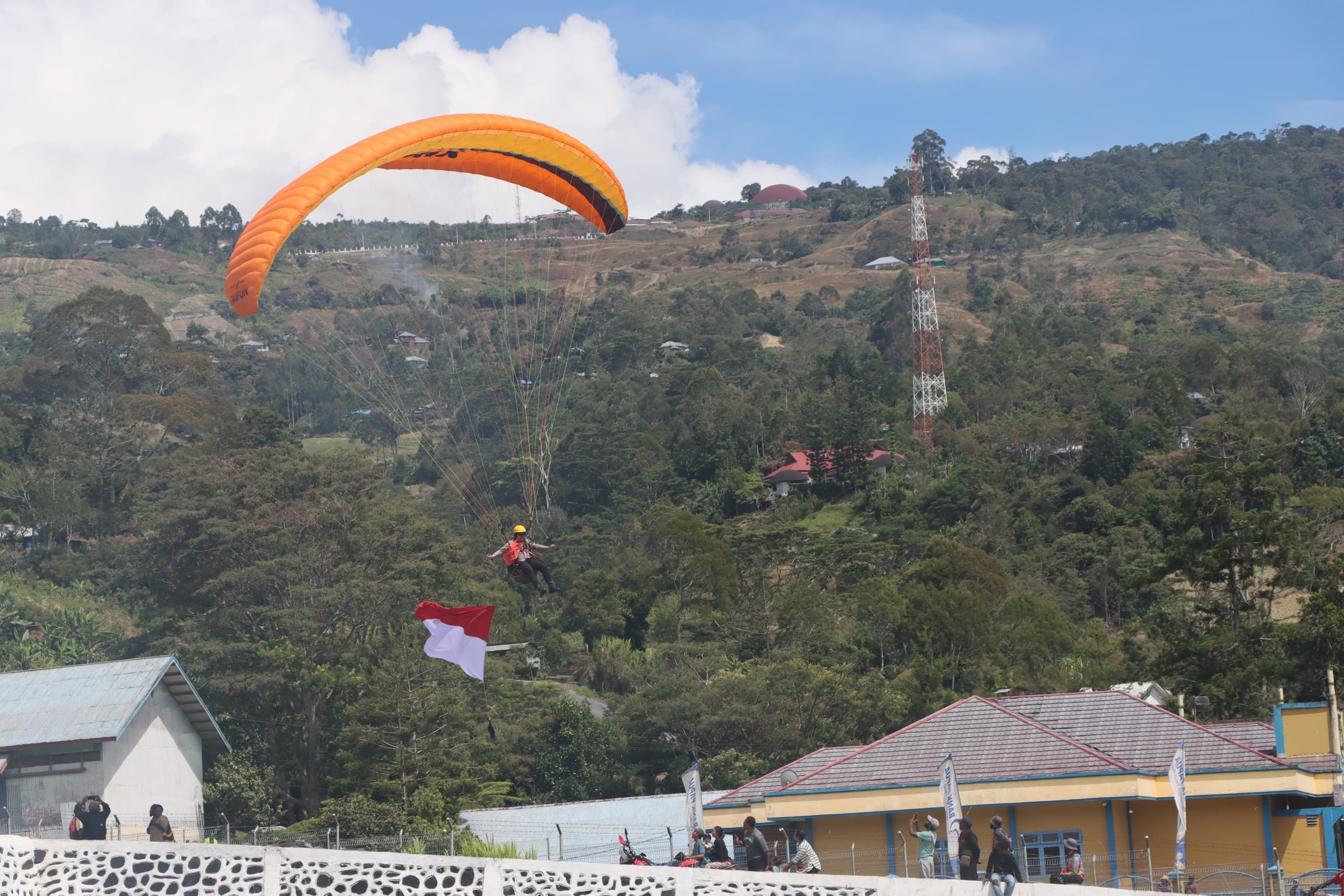 Di Hari Bhayangkara Ke – 79, Polres Tolikara Berikan Pertunjukan Atraksi Paramotor, Paralayang, Yel-Yel Polri dan Lion Dance Kolaborasi Antara Ketua TP-PKK, Ketua Bhayangkari dan Persit