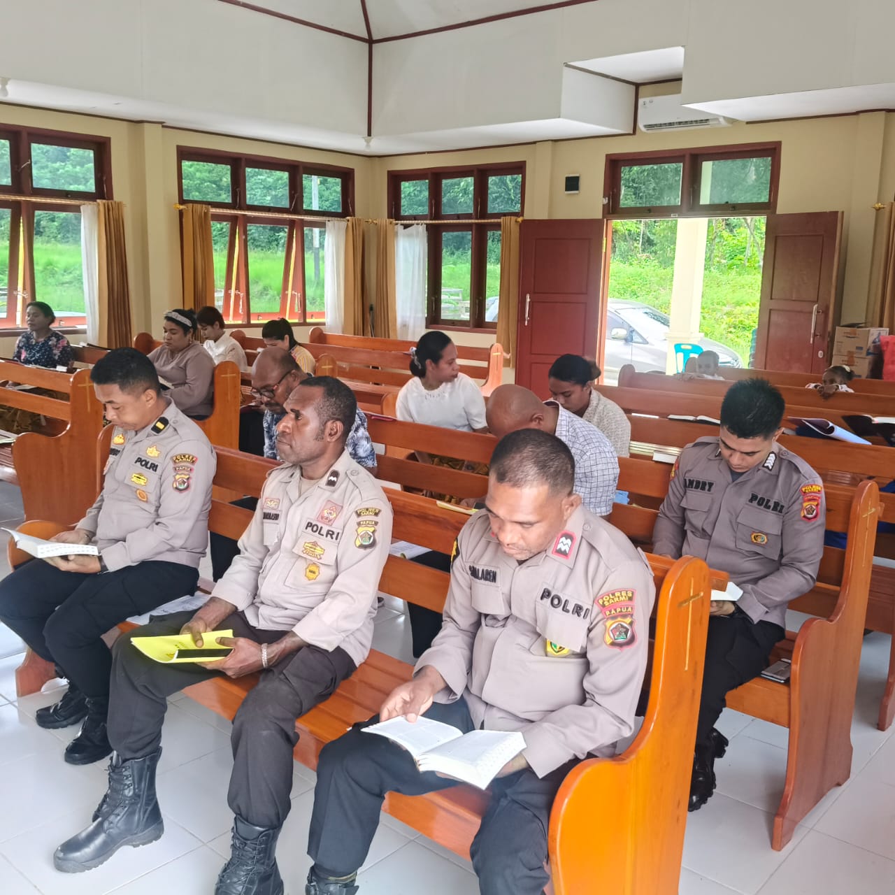 Personel Polres Sarmi Beragama Kristen Bersama Bhayangkari Ikuti Binrohtal, Perkuat Iman dan Kebersamaan