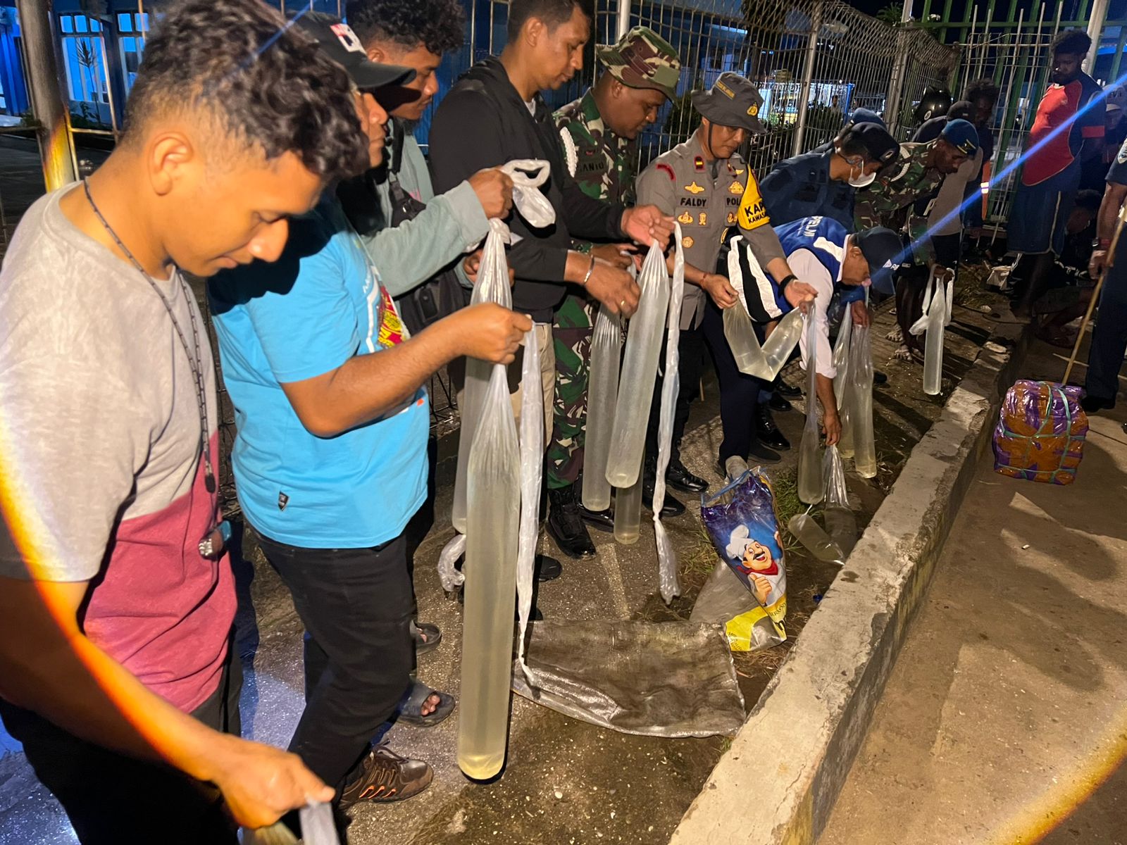 Polsek KPL Merauke menyita 80 Liter Miras jenis Sopi dengan modus baru dalam giat Pengamanan Kedatangan KM. Tatamalau