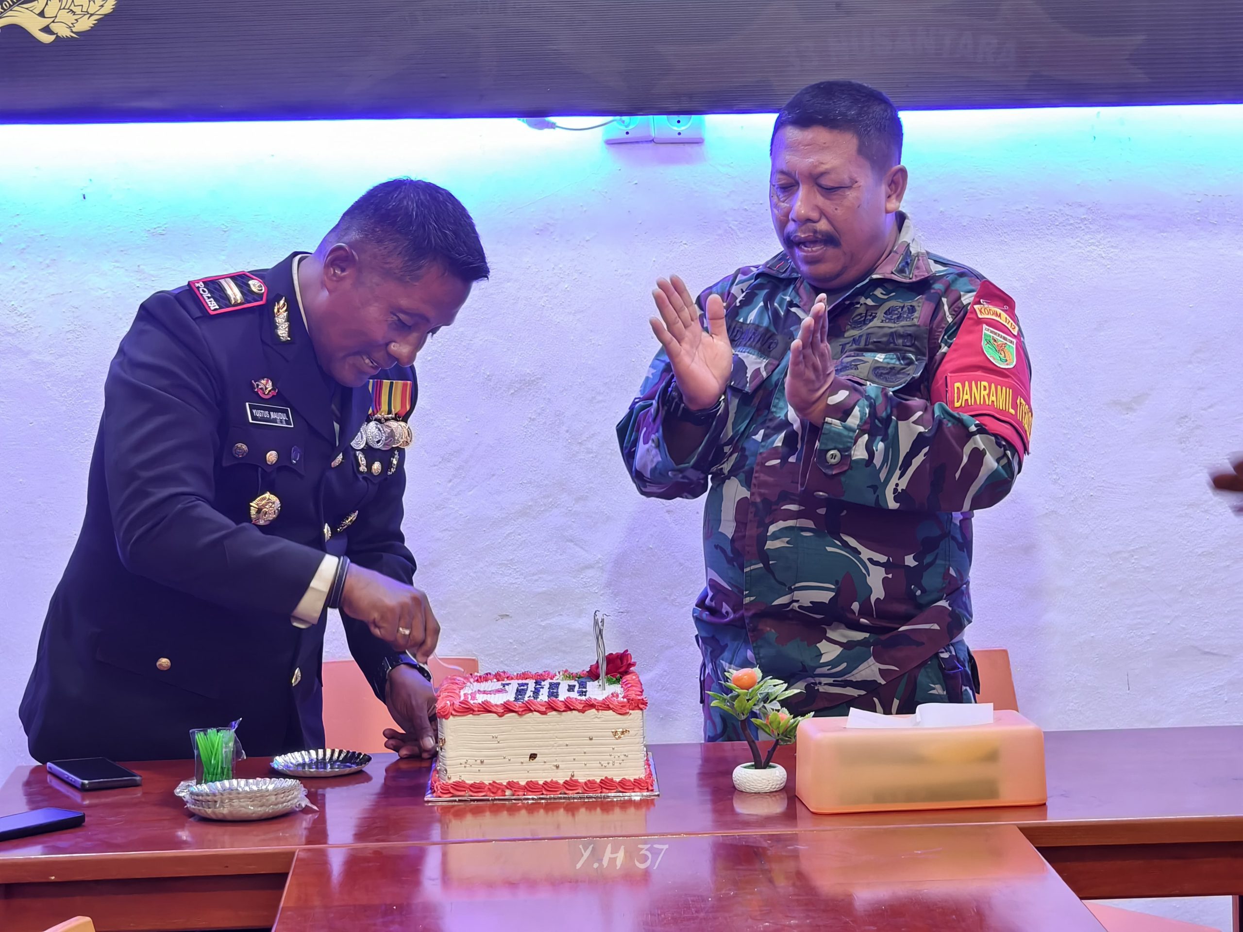 Usai Pulang Dari Polda Papua, Kapolsek Bonggo mendapat Surprise Kue Hari Bhayangkara Ke-79 Dari Danramil 1712-06 Bonggo.