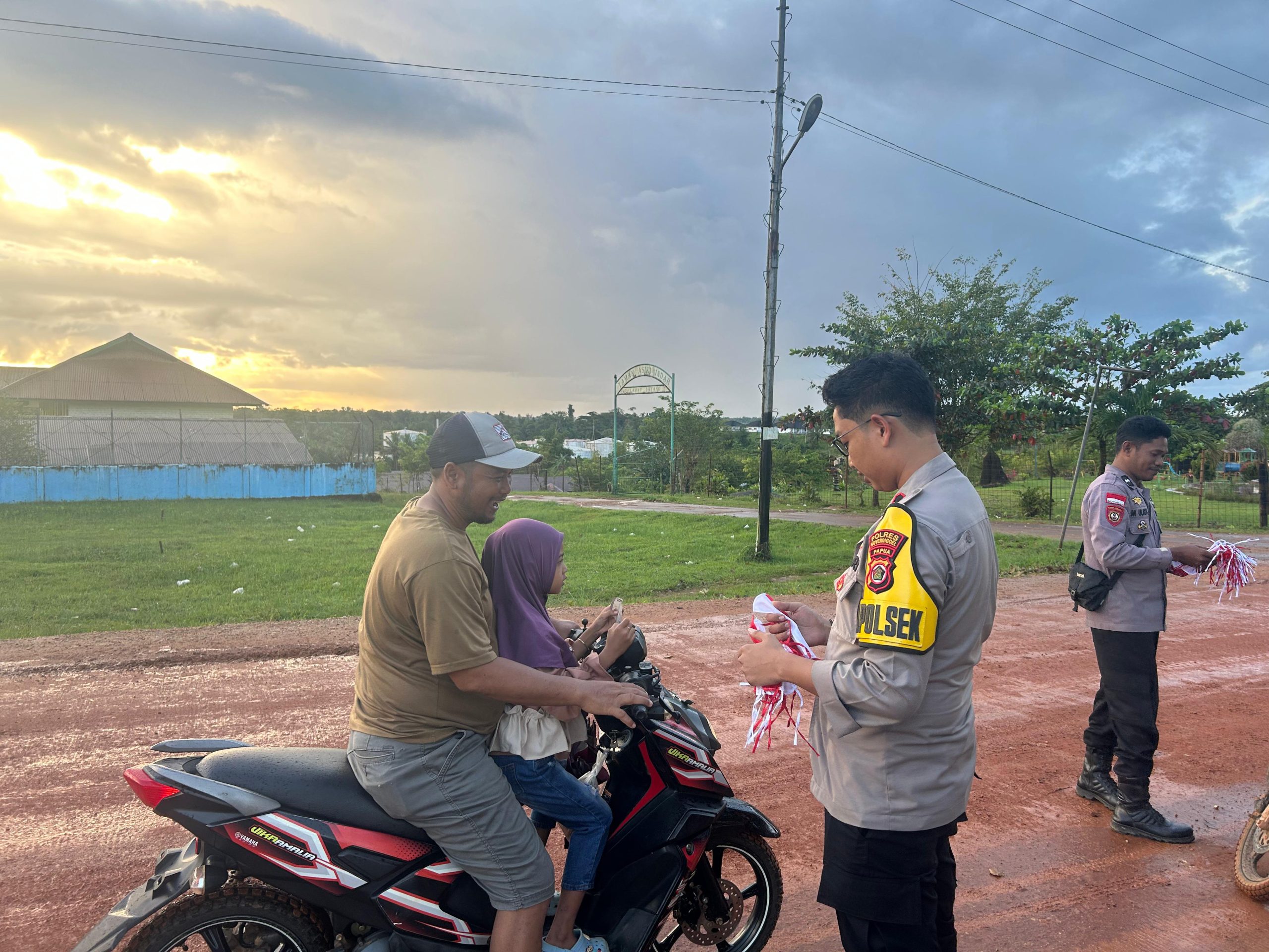 POLSEK JAIR BAGIKAN 100 BENDERA MERAH PUTIH UNTUK TUMBUHKAN SEMANGAT NASIONALISME MASYARAKAT