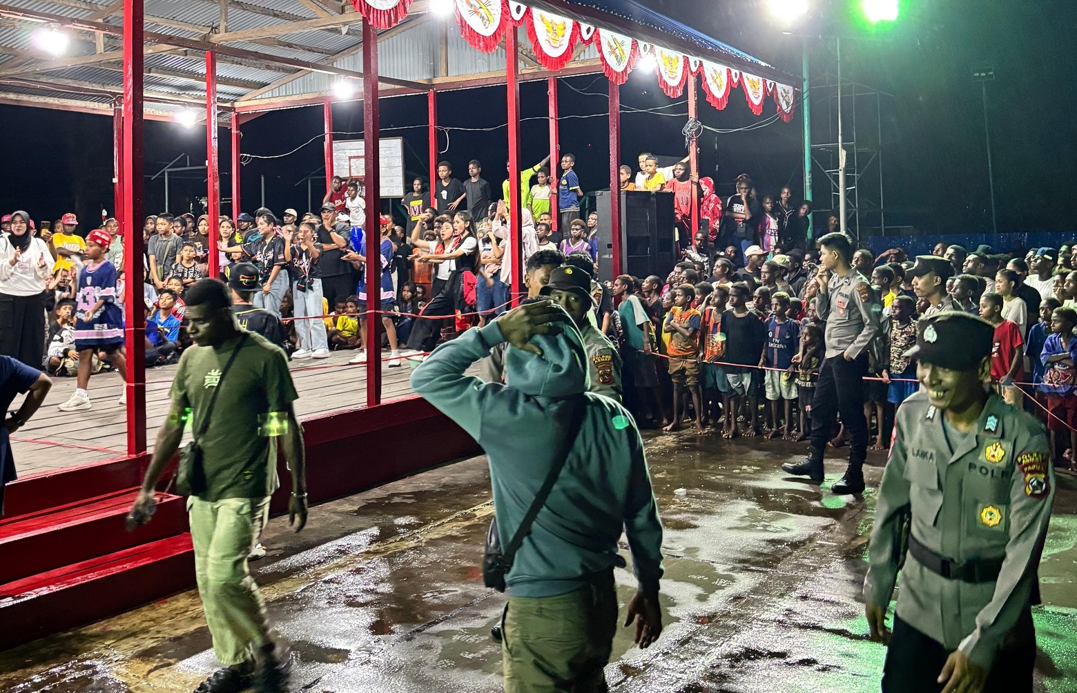 30 Lebih Personil Polres Asmat Lakukan Pengamanan Lomba Modern Dance.