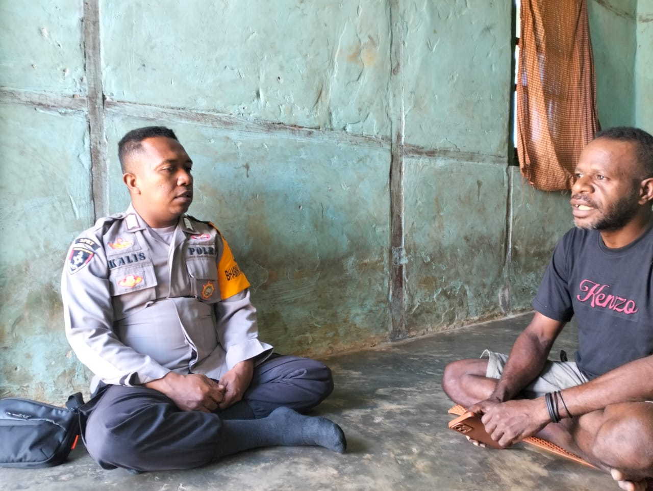 Bhabinkamtibmas Sambangi Tokoh Pemuda di Kampung Ginggimop Jelang PSU Boven Digoel 2025.