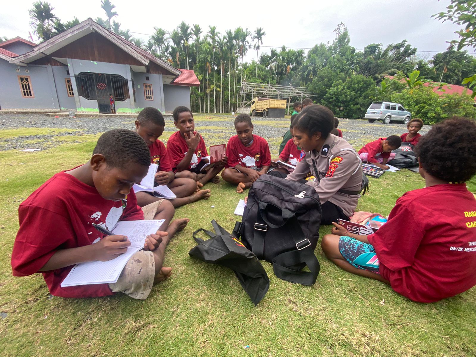 Satgas Si-Ipar Polres Jayapura Gelar Pembelajaran bagi Mama-Mama dan Anak-Anak di Kompleks Bahtera Hebron Doyo Baru