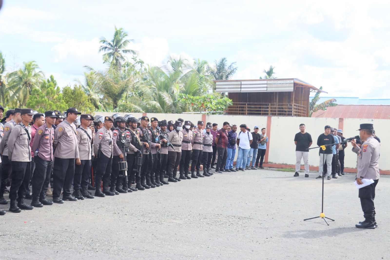 Pastikan Pleno Tingkat Kabupaten Berjalan Aman, Polres Keerom Terjunkan Ratusan Personel