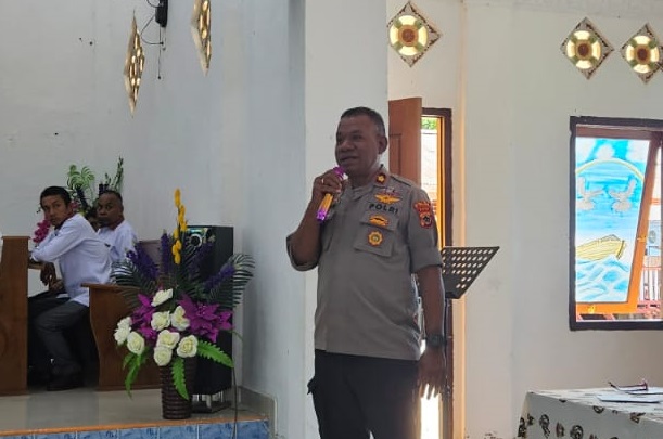Wakapolres Keerom Sampaikan Pesan Kamtibmas Saat Ibadah Minggu di GKI Bahtera Asyaman