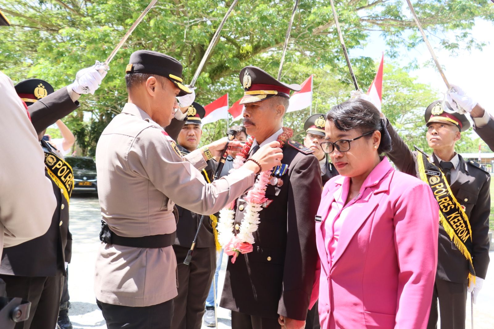 Kapolres Keerom Pimpin Tradisi Pedang Pora Pelepasan Wisudawan Purna Bakti Personel Polres Keerom
