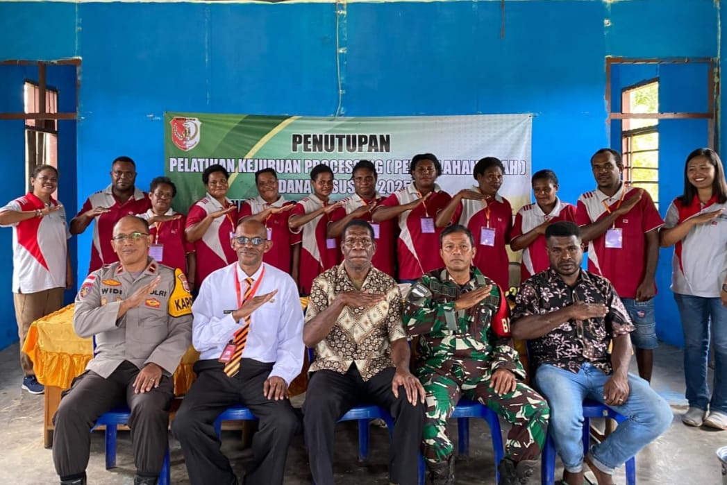 Kapolsek Jagebob bersama dinas tenaga kerja dan transmigrasi menutup pelatihan kejuruan Pengelolaan buah di Kampung Poo, distrik Jagebob