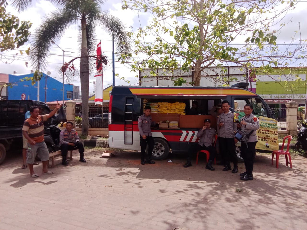 POLRES MERAUKE GELAR OPERASI GERAKAN PANGAN MURAH HARI KE-13, RINGANKAN BEBAN MASYARAKAT