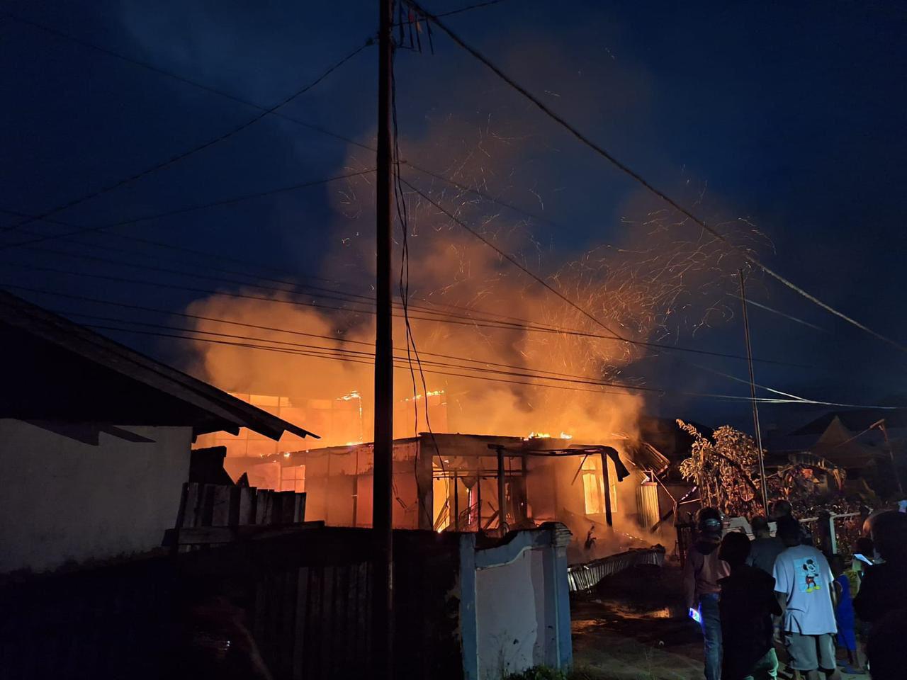 Personil Polri dan Petugas Damkar bantu padamkan Kebakaran Rumah di Jalan Natuna, Merauke