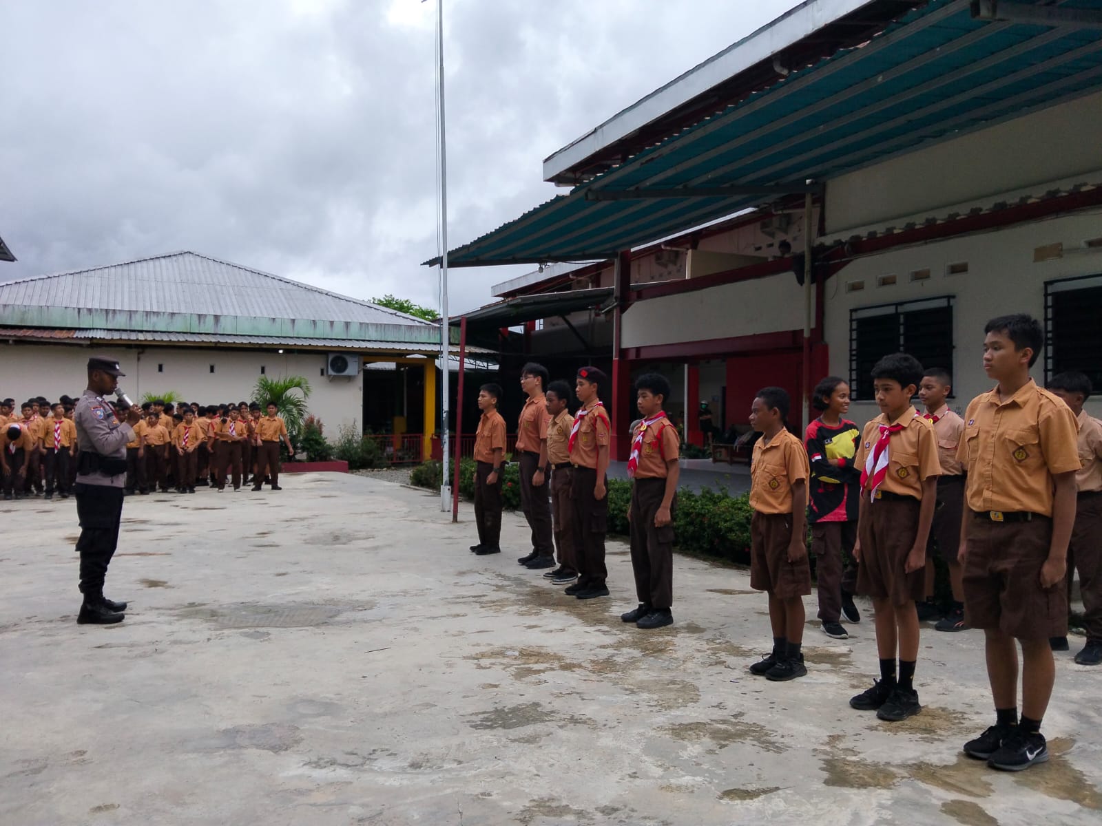 Sat Binmas Polres Mimika Gelar Pembinaan Baris – Berbaris di SMP Kristen Kalam Kudus