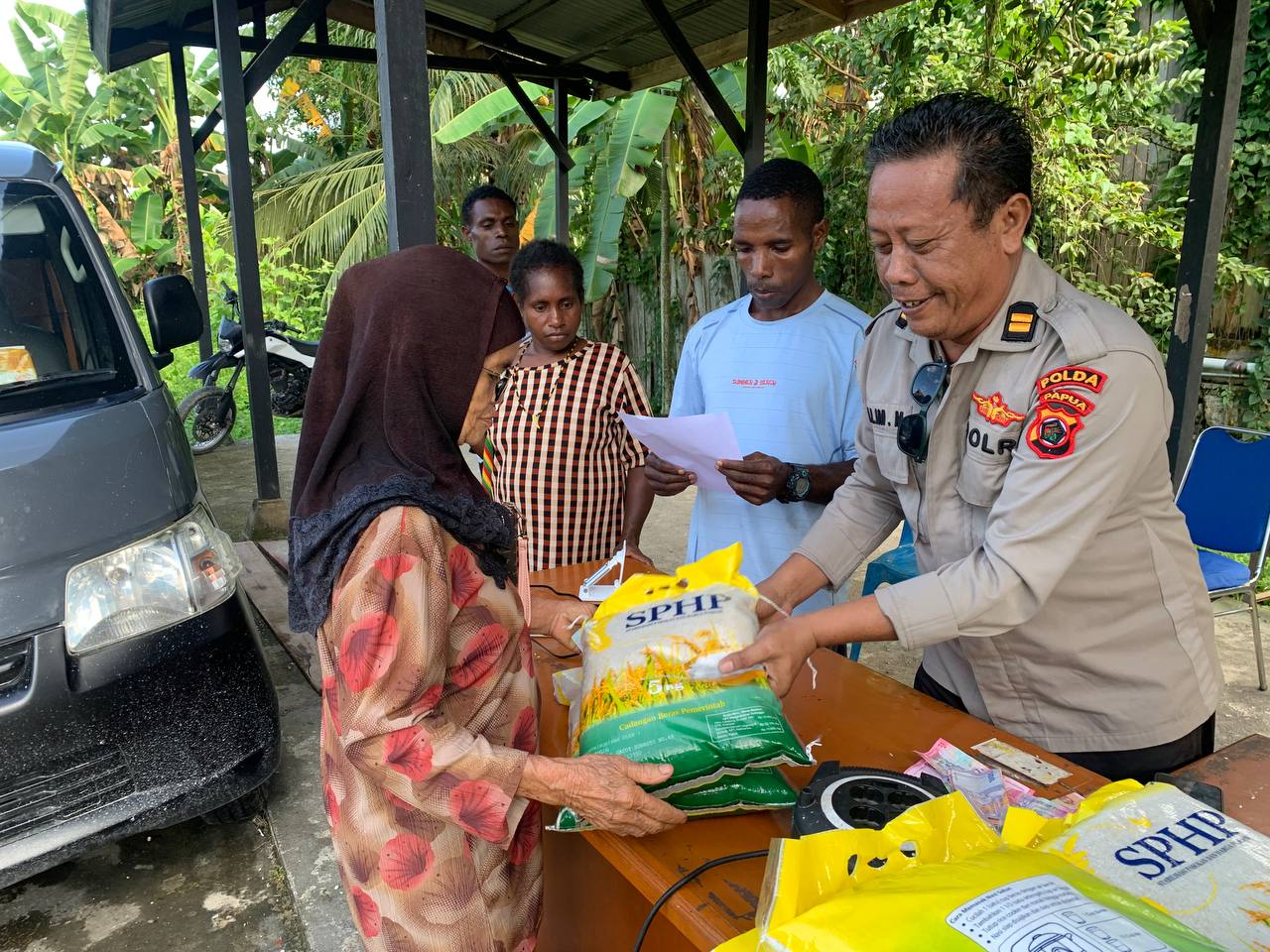 Warga Koya Barat Nikmati Beras Murah dari Program GPM Polda Papua