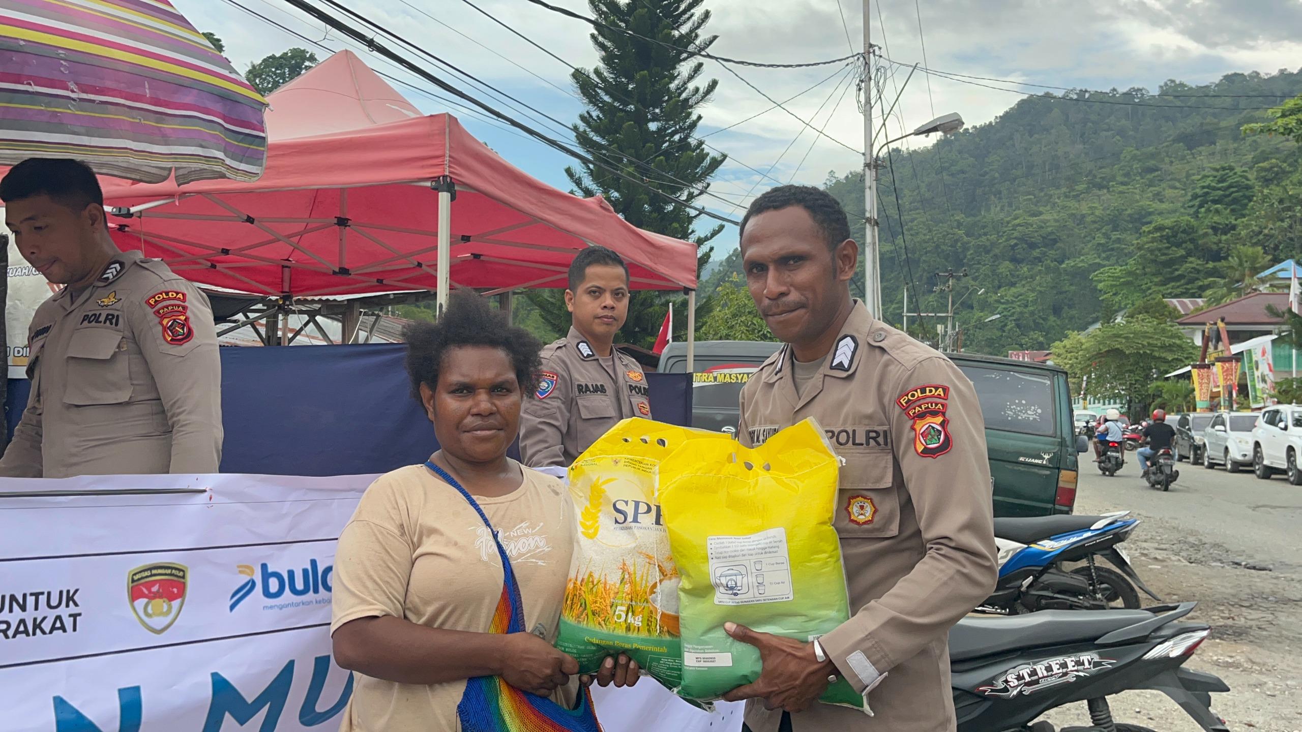 Polda Papua Gelar Gerakan Pangan Murah di Aspol Kloofkamp, Sediakan 100 Sak Beras Harga Terjangkau untuk Warga