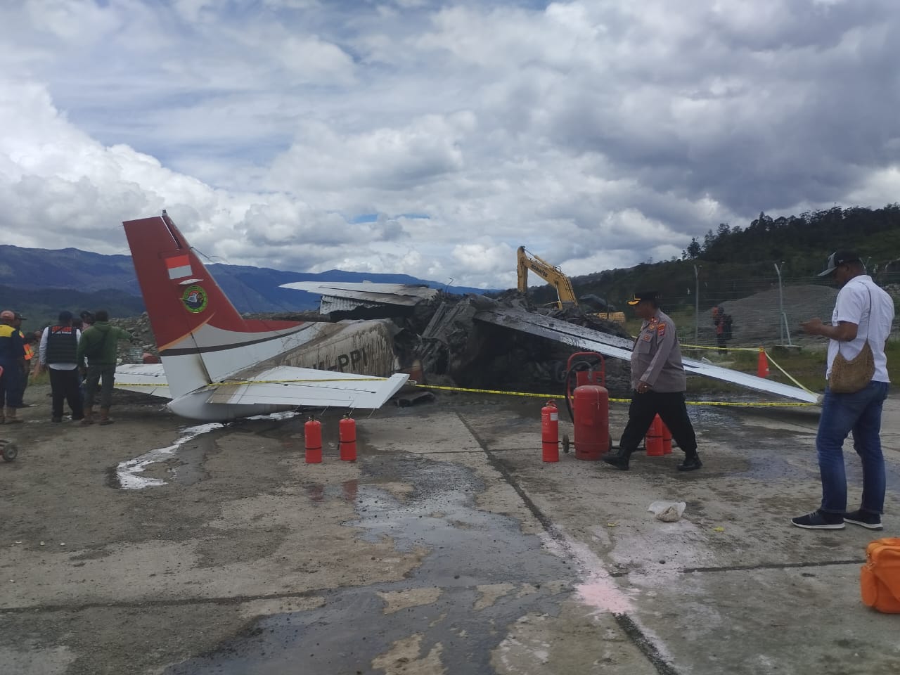 Kapolres Puncak Pimpin Evakuasi Pesawat Amole Air yang Tergelincir di Bandara Aminggaru
