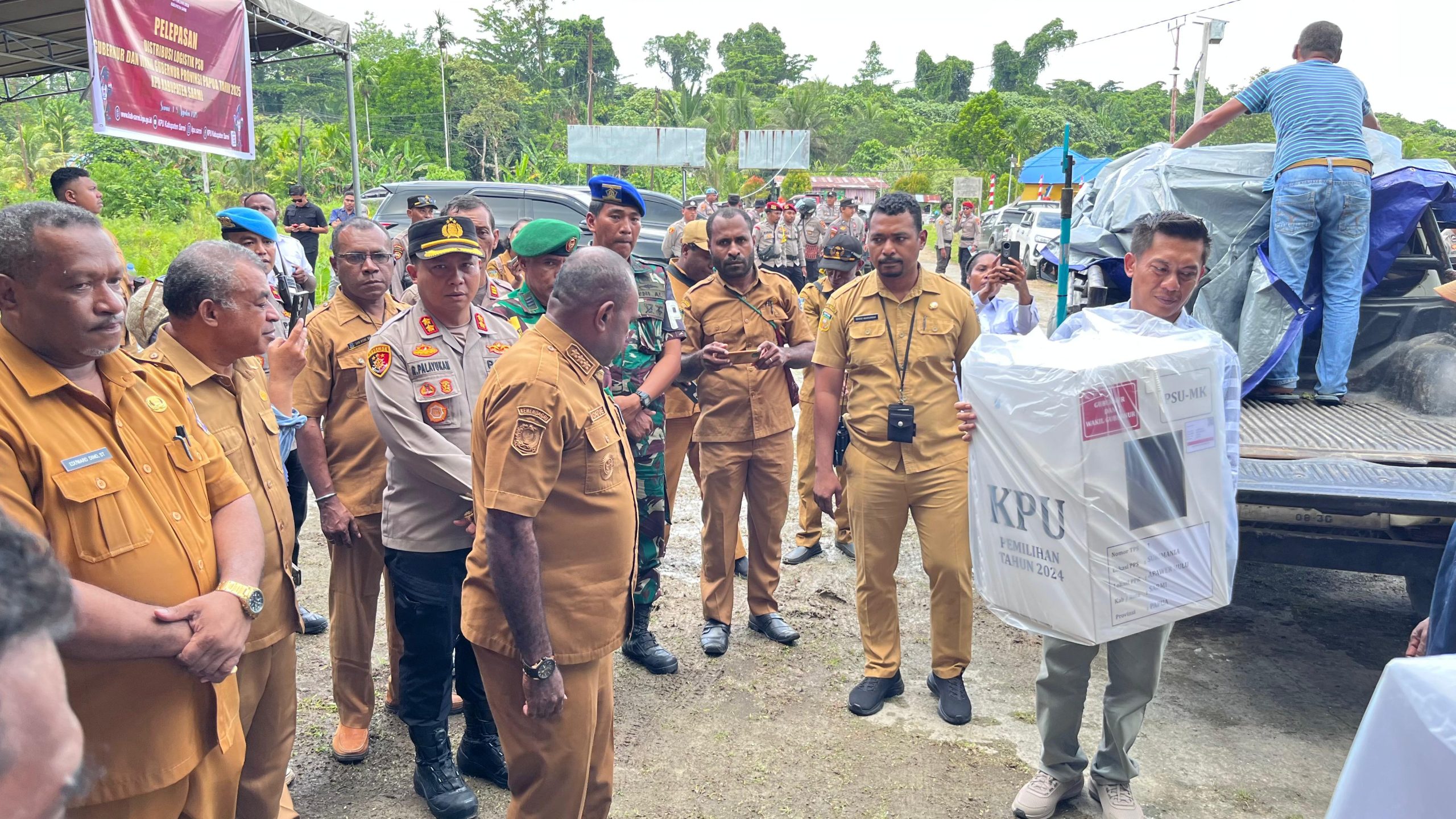 Kapolres Sarmi Hadiri Kegiatan Pelepasan dan Pendistribusian Logistik PSU  Pemilihan Gubernur dan Wakil Gubernur Papua Tahun 2025 