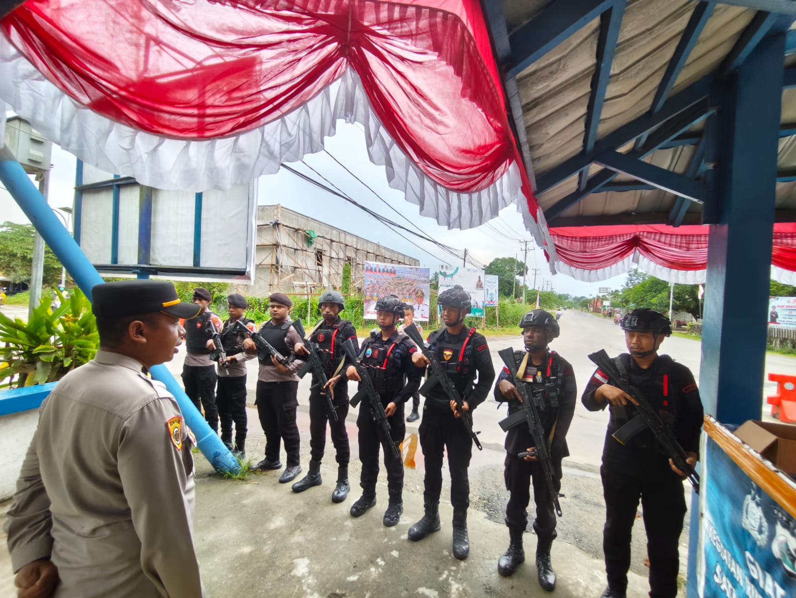 Personel Polres Sarmi Bersama BKO Brimob Polda Papua Laksanakan Patroli Dini Hari ke TPS di Kabupaten Sarmi