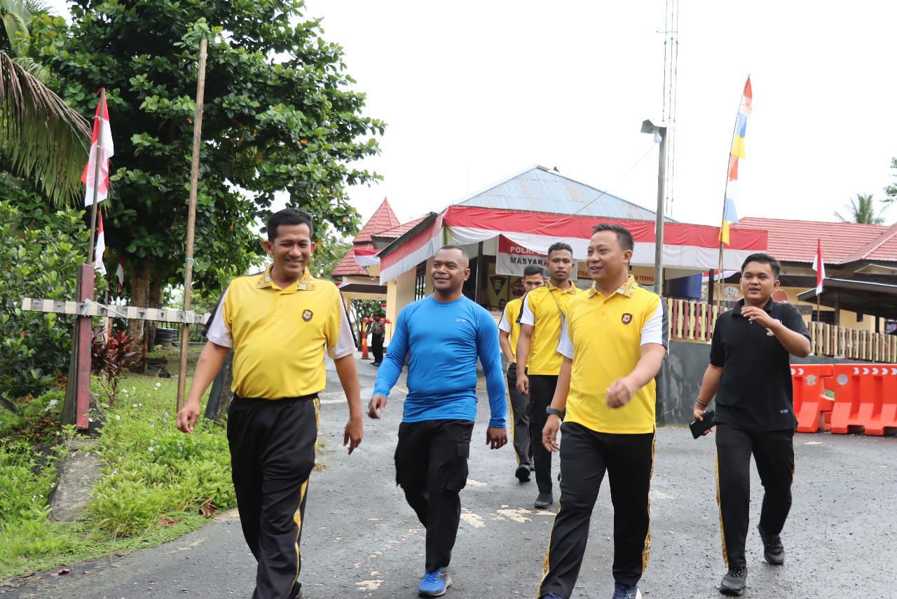 Kapolres Sarmi Bersama Anggota Laksanakan Olahraga Pagi dengan Jalan Kaki di Sekitar Mako Polres Sarmi