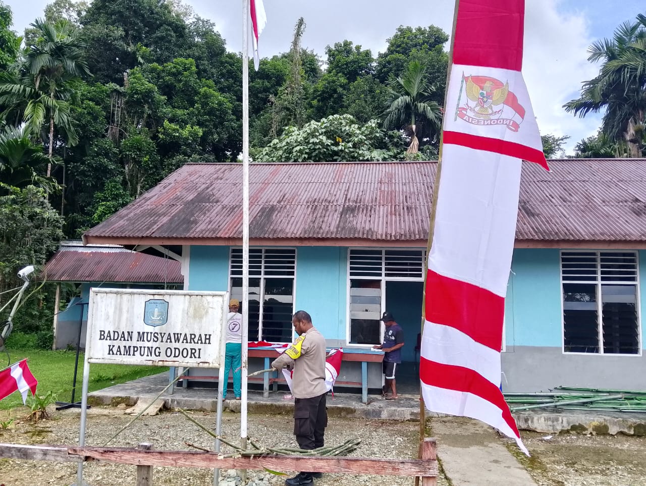 Sambut HUT ke-80 RI, Bhabinkamtibmas Polsek Supiori Selatan Gerakkan Pemasangan Atribut Kemerdekaan