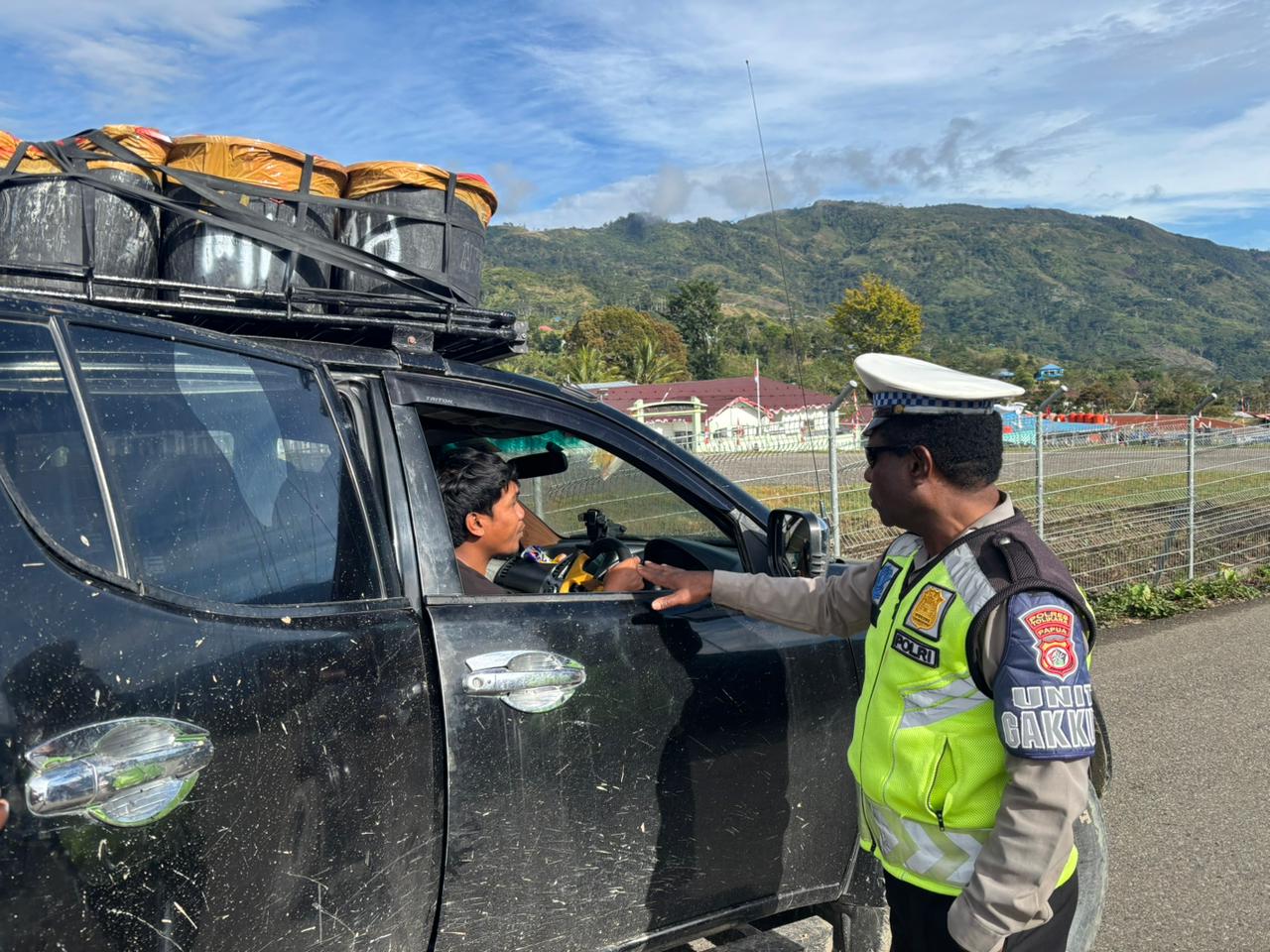Ditengah Hiruk Pikuk Kota Karubaga, Patroli Jalan Kaki Polisi Hadirkan Ketenteraman
