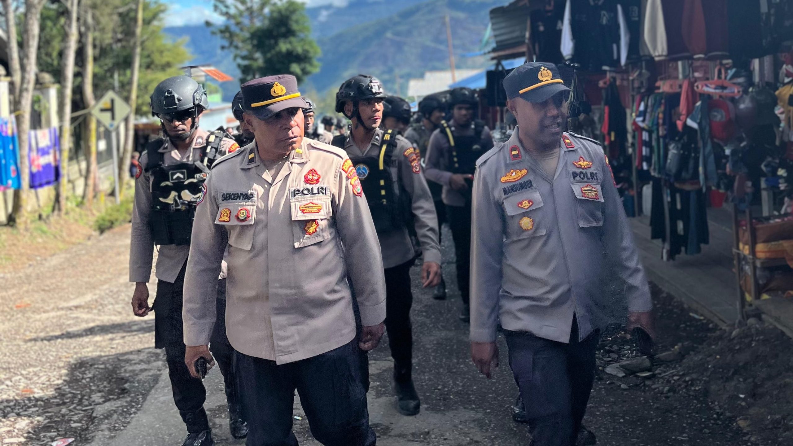 Laksanakan Patroli Jalan Kaki, Polri Hadirkan Rasa Aman Di Tengah-Tengah Masyarakat