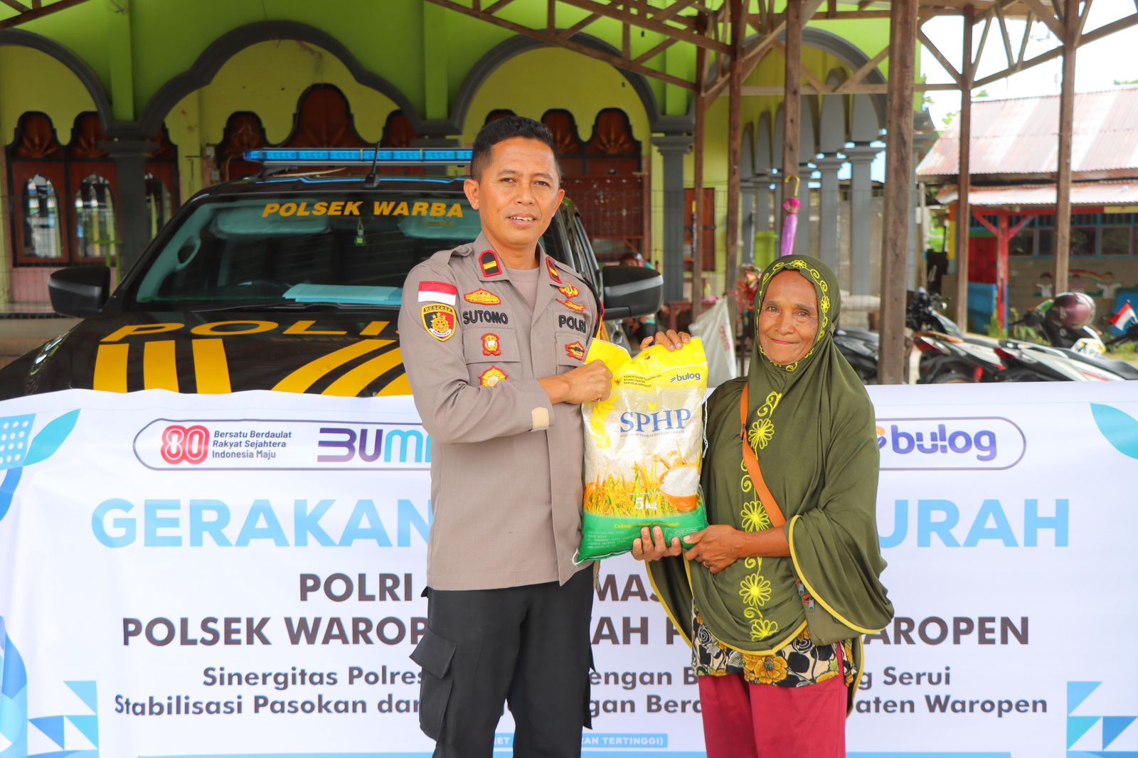 Gerakan Pangan Murah, Polsek Waropen Bawah Salurkan 410 Kg Beras SPHP di Masjid Al Muhajirin SP V