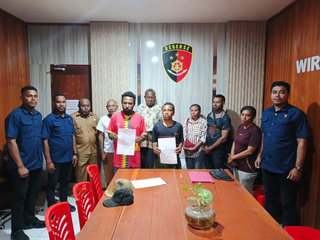 Polres Waropen Selesaikan Kasus Pencurian Material Bangunan Melalui Restorative Justice