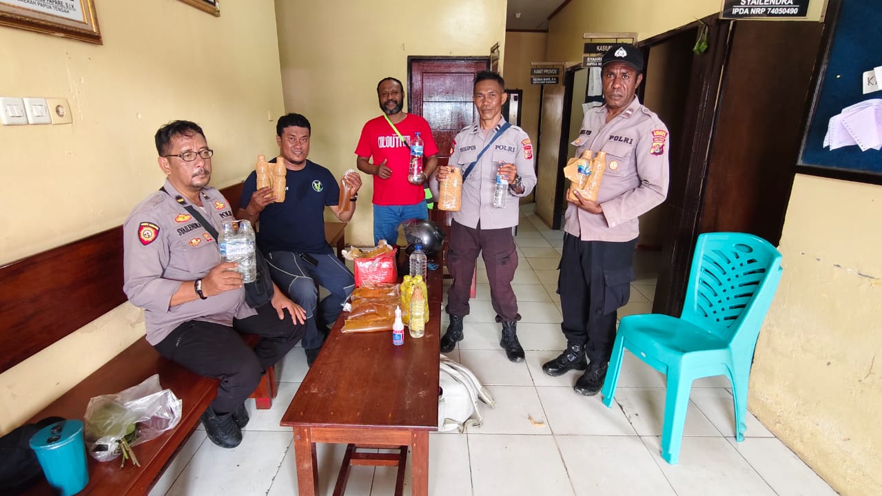 Gagalkan Penyelundupan Sopi, Polsek Pelabuhan Pomako Amankan 16 Liter Miras Lokal dari KM. Tatamailau