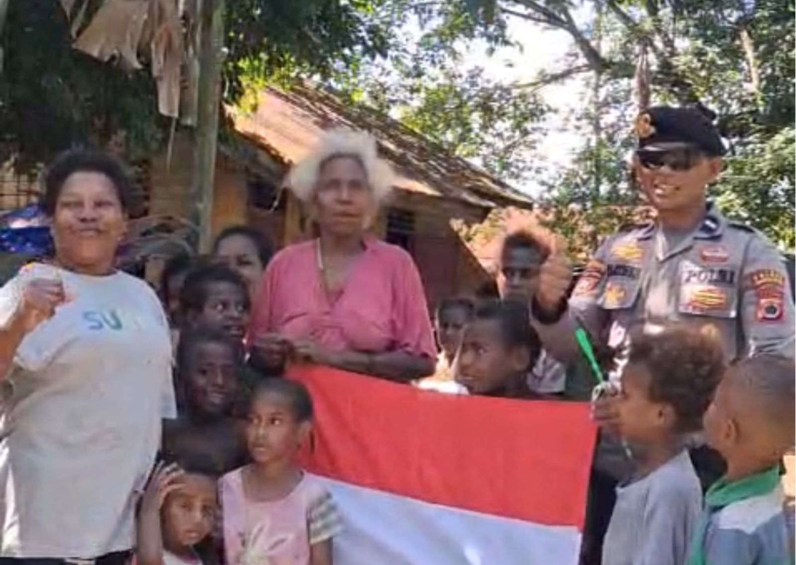 Polres Merauke Bagikan Bendera Merah Putih Sambut HUT RI ke-80
