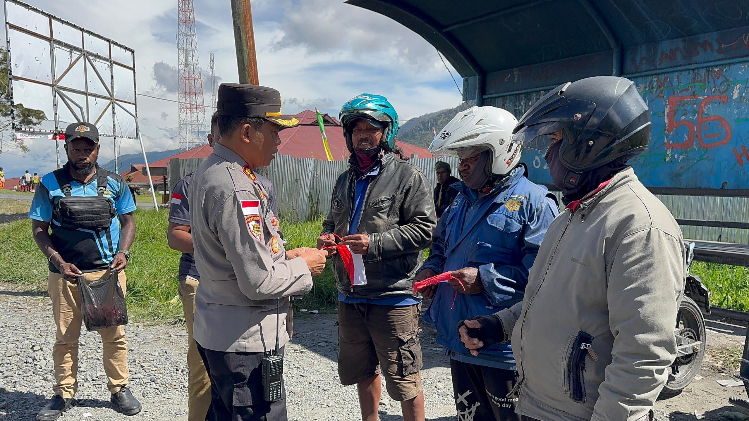 Jelang Hari Kemerdekaan RI ke-80, Kapolres Puncak Jaya Bersama Jajaran Bagikan Ratusan Bendera Merah Putih Kepada Para Pengendara