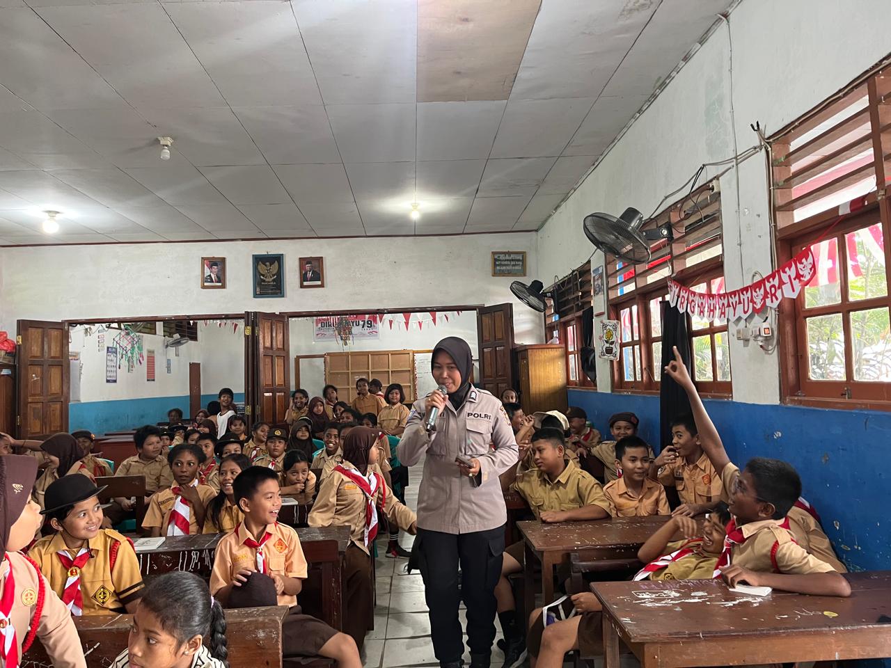 Sat Binmas Polres Jayapura Sosialisasi Anti Bullying di SD Abeale 2 Sentani