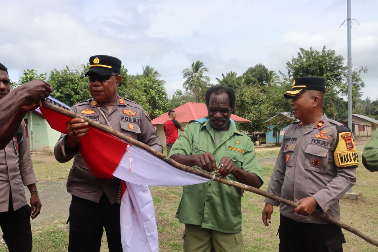 Tanamkan Cinta Tanah Air, Polres Mappi Bagikan Bendera Merah Putih kepada Warga