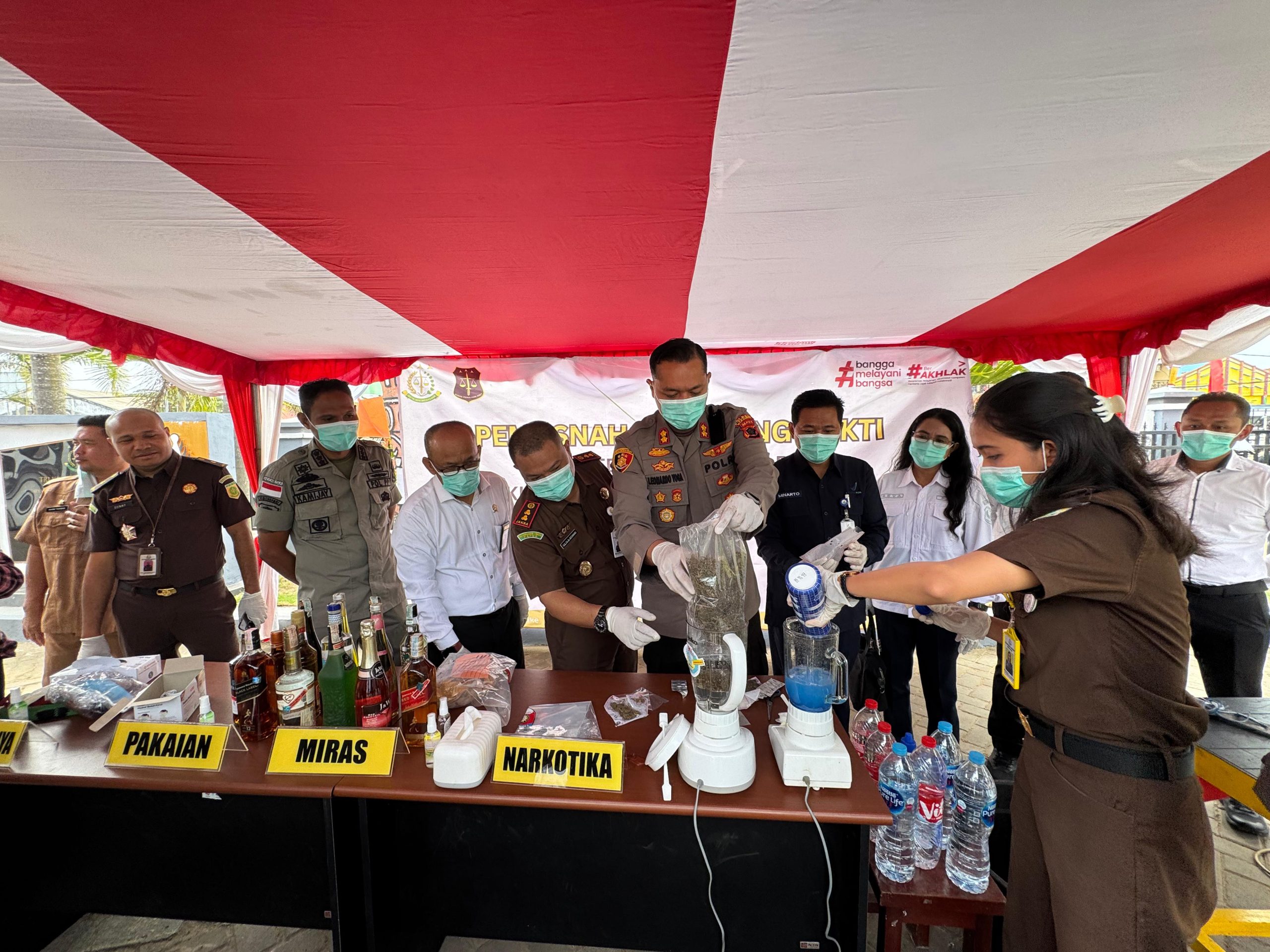 Kolaborasi Kejaksaan Negeri Merauke Dengan Polres Merauke, Dalam Acara Pemusnahan Barang Bukti Narkotika Dan Miras