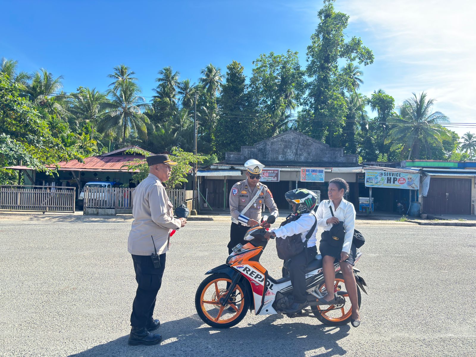 Polres Supiori Bagikan Bendera Merah Putih Dalam Rangka Menyambut HUT RI ke-80