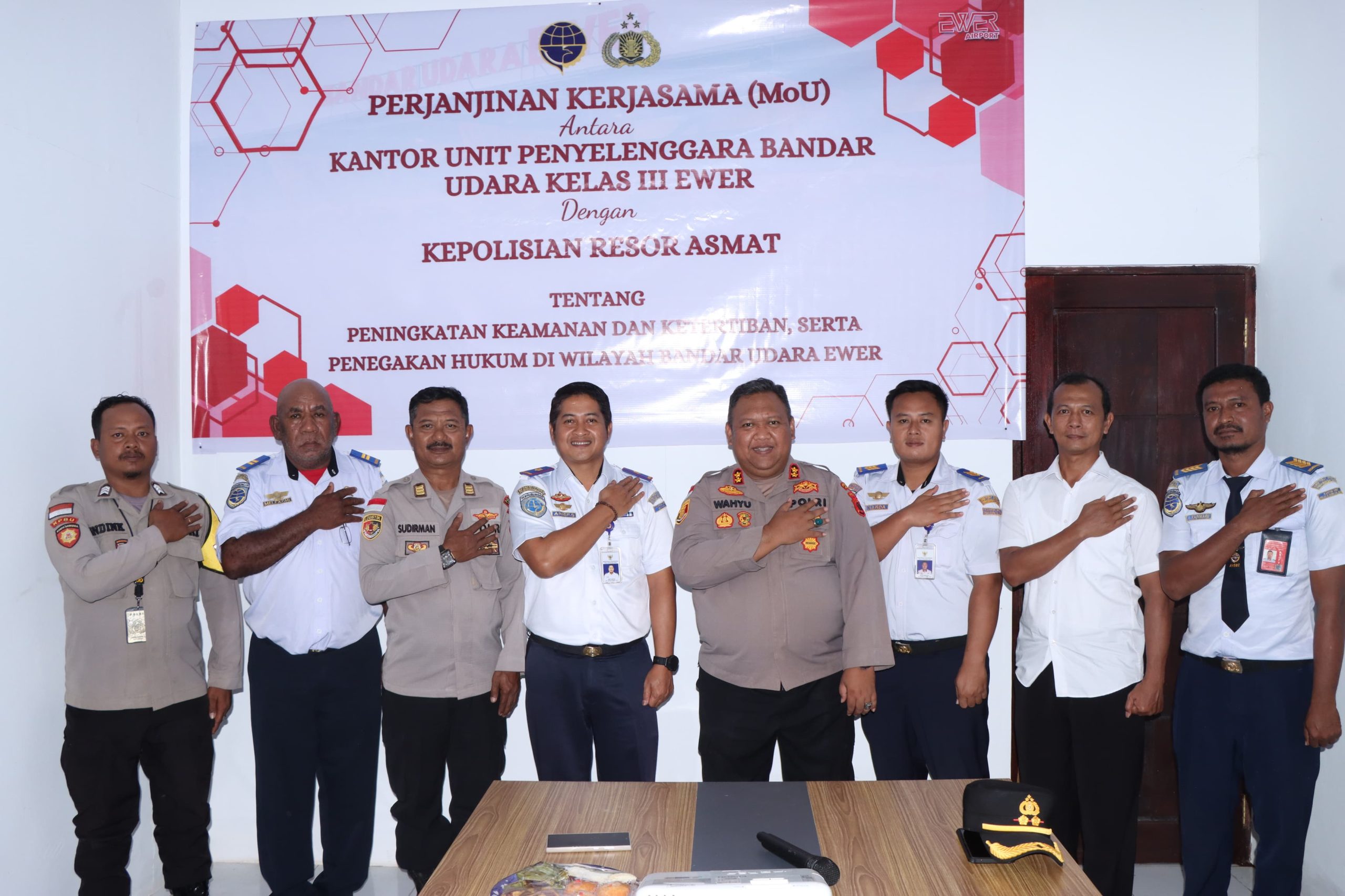 Perjanjian Kerjasama (Mou) Kantor Unit Penyelenggaraan Bandar Udara Kelas III Ewer Dengan Kepolisian Resor Asmat