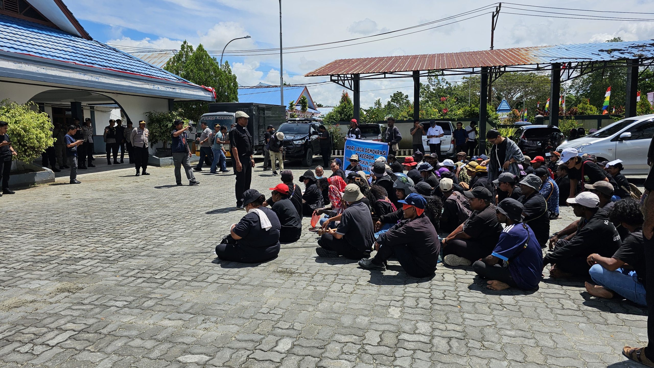 Laksanakan Pengamanan Aksi Damai Barikade 98, Polres Keerom Pastikan Situasi Kondusif